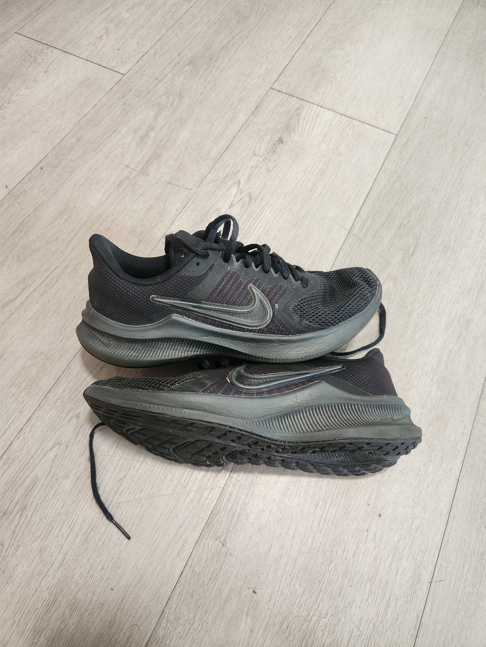 Nike Downshifter 11 Triple Black Running Shoes Womens 8.5